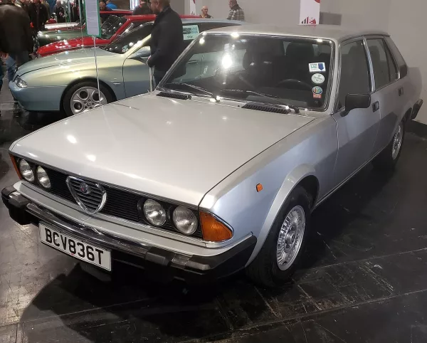Alfa Romeo Alfa 6 2.5 de 1979, berline italienne gris métallisé à phares ronds, trois-quarts avant