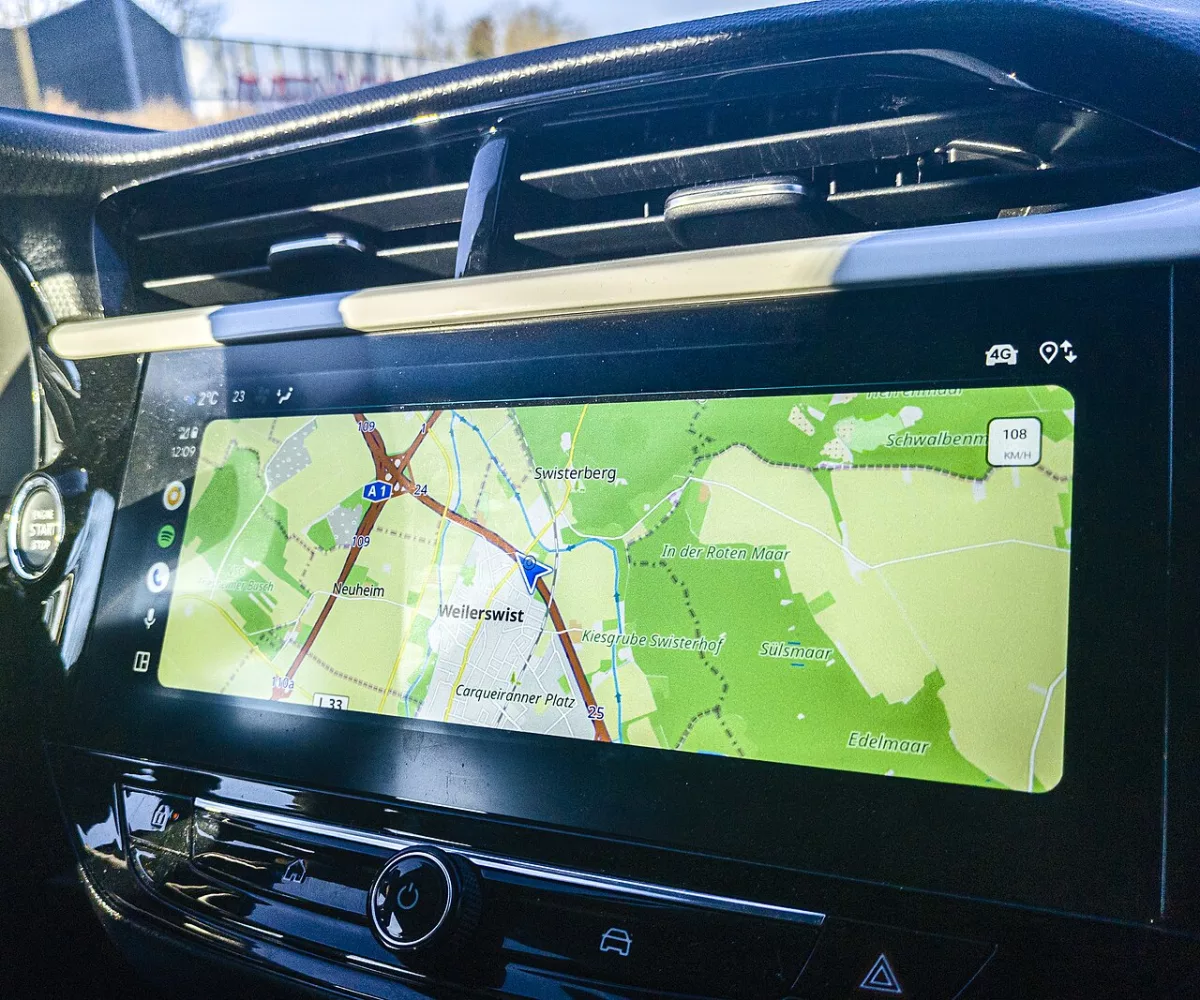 Carte OSMAnd projetée via Android Auto sur l’écran infodivertissement d’une Opel (Wikimedia) — illustration connexion smartphone / tableau de bord