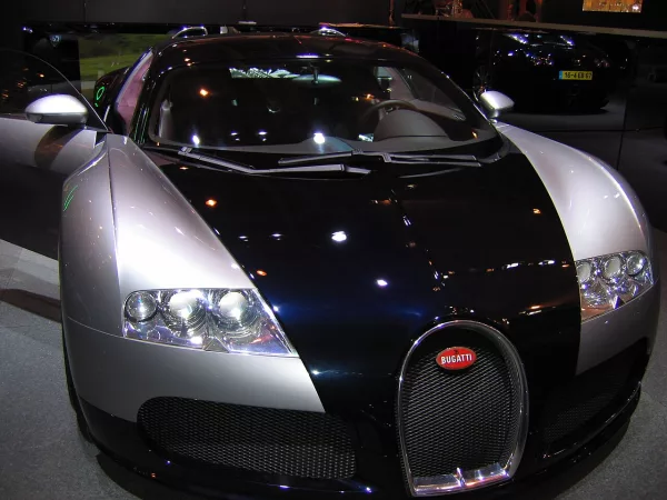 Bugatti Veyron 16.4 d’origine (Mondial de Paris 2004, Wikimedia) — illustration, pas les jantes 20/21 2026