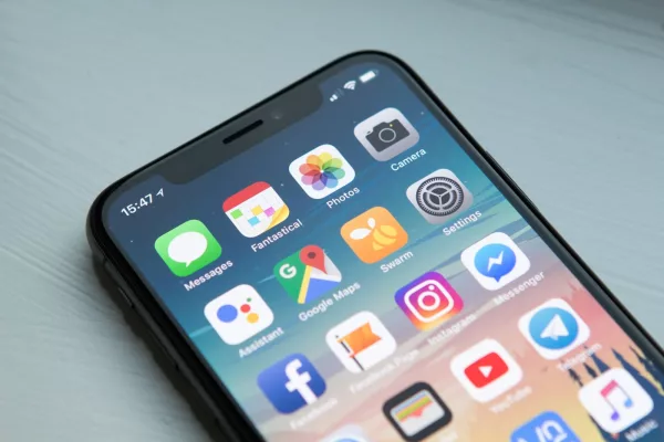 Smartphone utilisé pour suivre un carnet d'entretien numérique