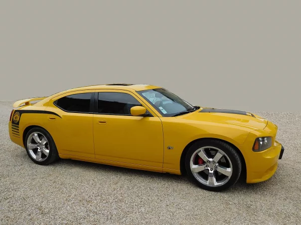 Dodge Charger Super Bee muscle car jaune