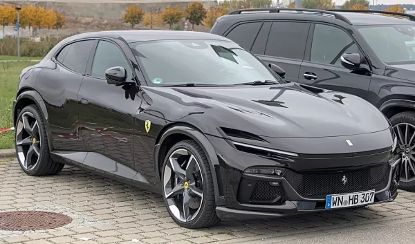 Ferrari Purosangue noire, SUV quatre portes de Maranello — précédent modèle à quatre portes avant la Luce électrique