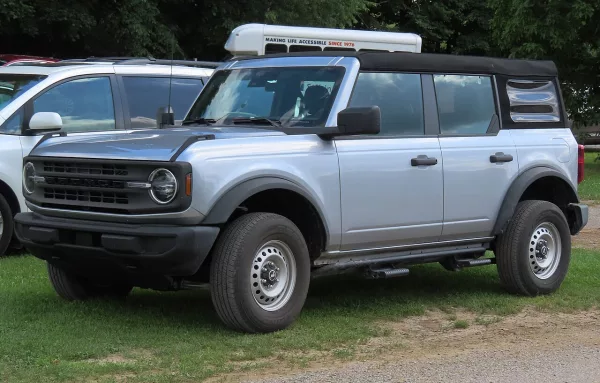 Ford Bronco SUV 6e génération (Wikimedia Commons) — le pick-up évoqué vers 2030 n’existe pas encore