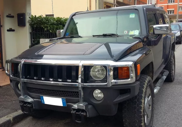 Hummer H3 noir (2005-2010), vue de face, SUV 4x4 General Motors — pas un H1, H2 ni Hummer EV
