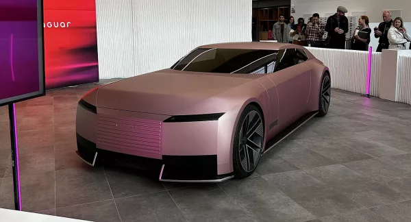 Vue de face du concept Jaguar Type 00, coupé électrique blanc au siège Jaguar Land Rover de Gaydon (décembre 2024)