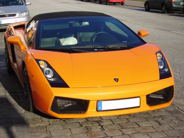 Lamborghini Gallardo V10 réelle, vue de face — le modèle italien que la réplique Pontiac Fiero à 14 000 $ imite, pas l’annonce eBay