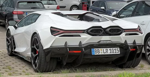 Lamborghini Revuelto hybride V12 de série, vue arrière gauche à Böblingen — pas une Revuelto SV (Wikimedia Commons)