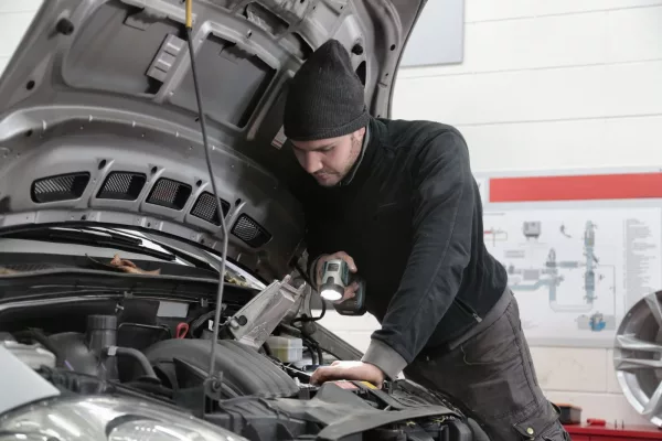 Diagnostic électronique et outils de lecture de codes défaut en atelier