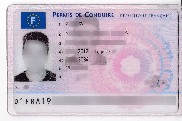 Permis de conduire français (Wikimedia Commons) — le permis B n’impose pas de plafond de chevaux après RIPOST