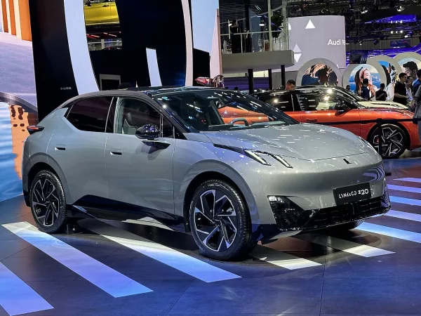 Lynk & Co Z20 / 02 électrique actuel (fichier Commons Z20 001) — pas le restylage jaune 800 V vu en live à Chengdu