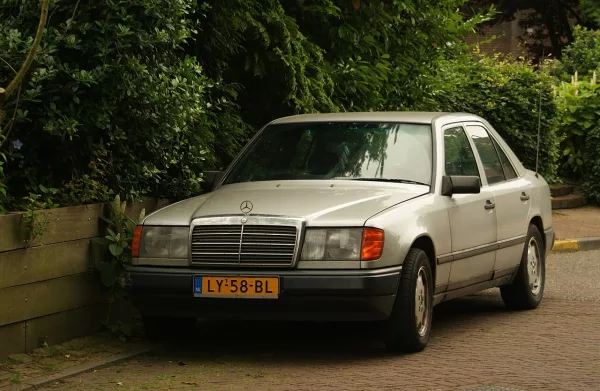 Mercedes-Benz 200 D type W124 (fichier Wikimedia 1985 Mercedes-Benz 200 D (9192308279).jpg) — illustration du modèle, pas la voiture personnelle surnommée La Vénérable