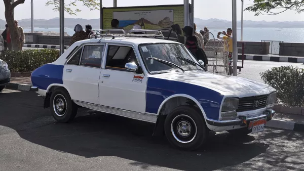 Peugeot 504 taxi à Assouan, Égypte (Wikimedia Commons) — illustration du modèle, pas la 505 filmée au Congo