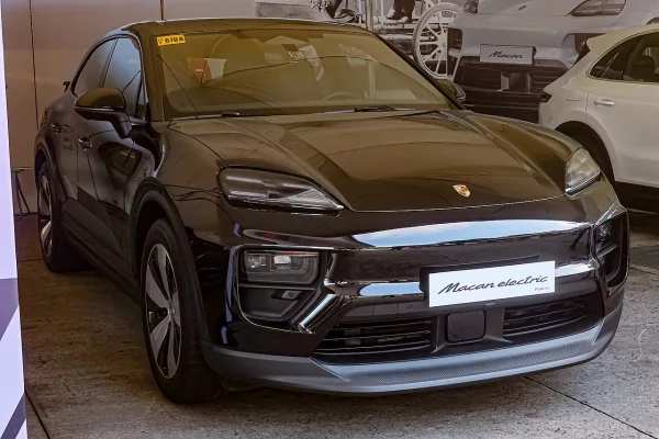 Porsche Macan Electric noir métallisé, SUV 100 % électrique de Porsche