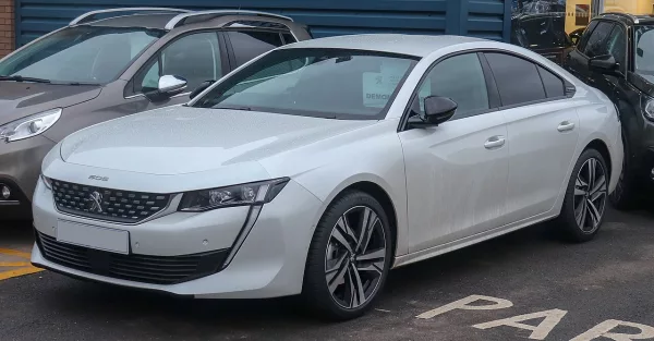 Peugeot 508 berline blanche, exemple de routière pour longs trajets autoroute