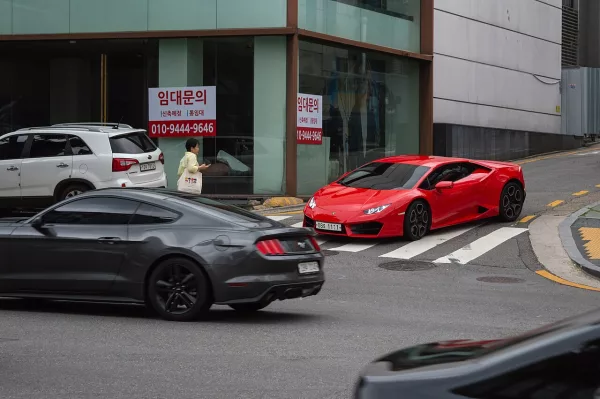 Voiture de sport Lamborghini Huracán sur la route