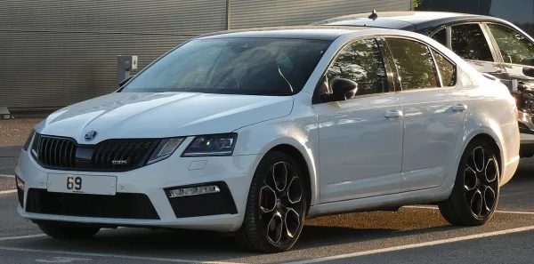 Škoda Octavia vRS berline blanche vue de face