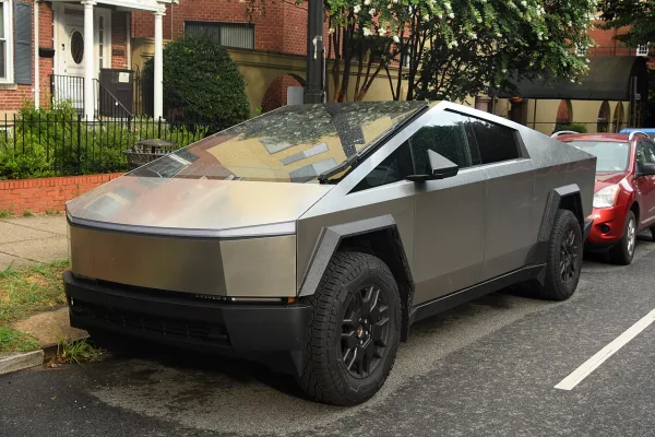 Tesla Cybertruck électrique argenté, vue de trois-quarts avant, pick-up à carrosserie inox (2024)
