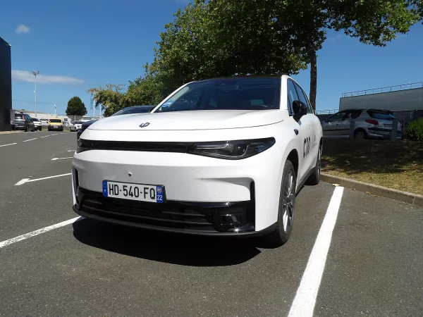 Leapmotor C10 à Saint-Brieuc (Wikimedia Commons, août 2025) — illustration d’un nouvel arrivant chinois vendu en France, distinct de la politique Univé aux Pays-Bas