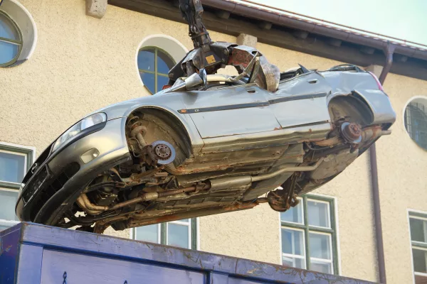 Centre de valorisation automobile : véhicules hors d’usage alignés avant dépollution et démontage